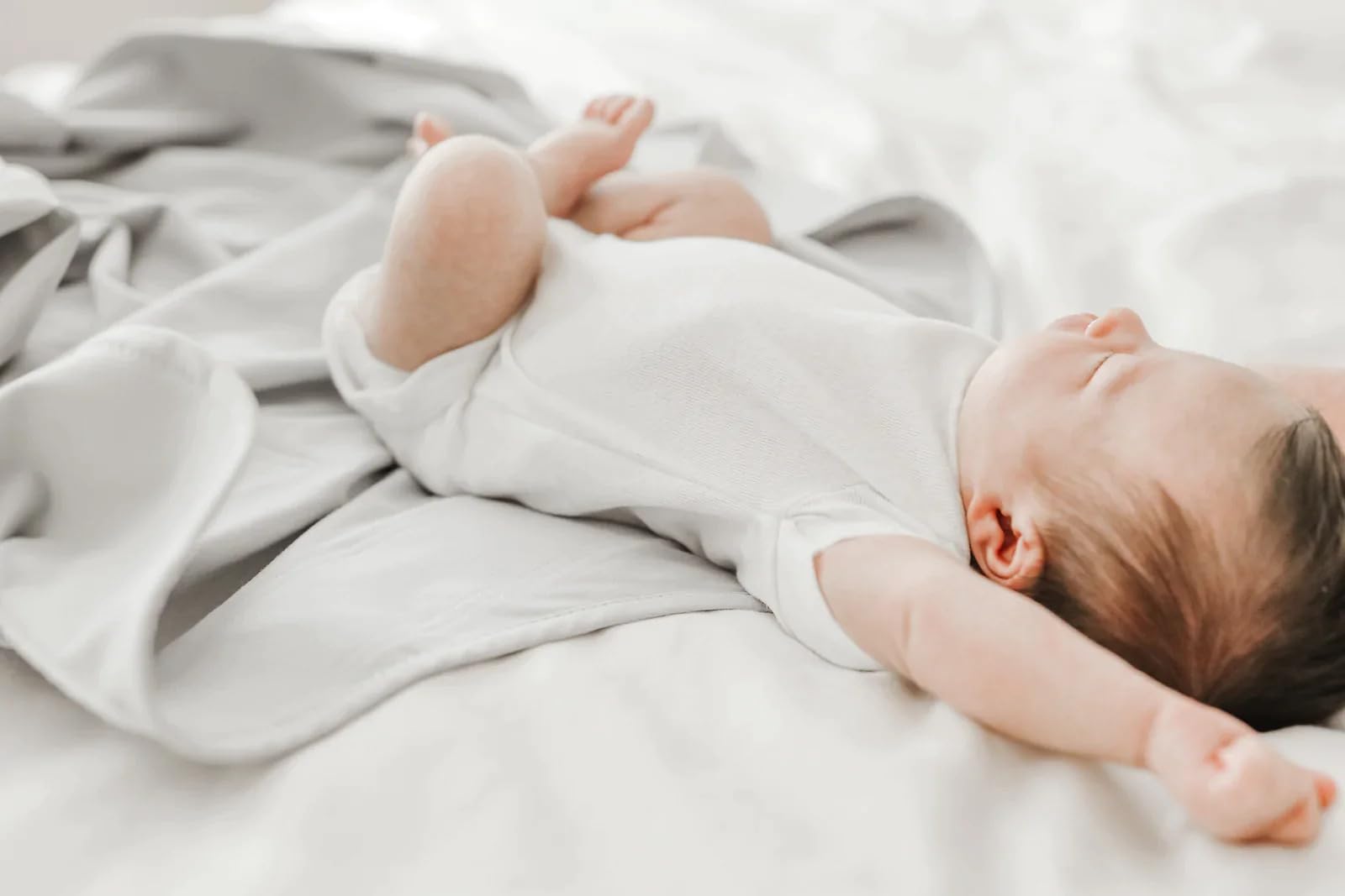 The Ollie Swaddle - Helps to Reduce The Moro (Startle) Reflex - Made from a Custom Designed Moisture-Wicking Material (Sky)