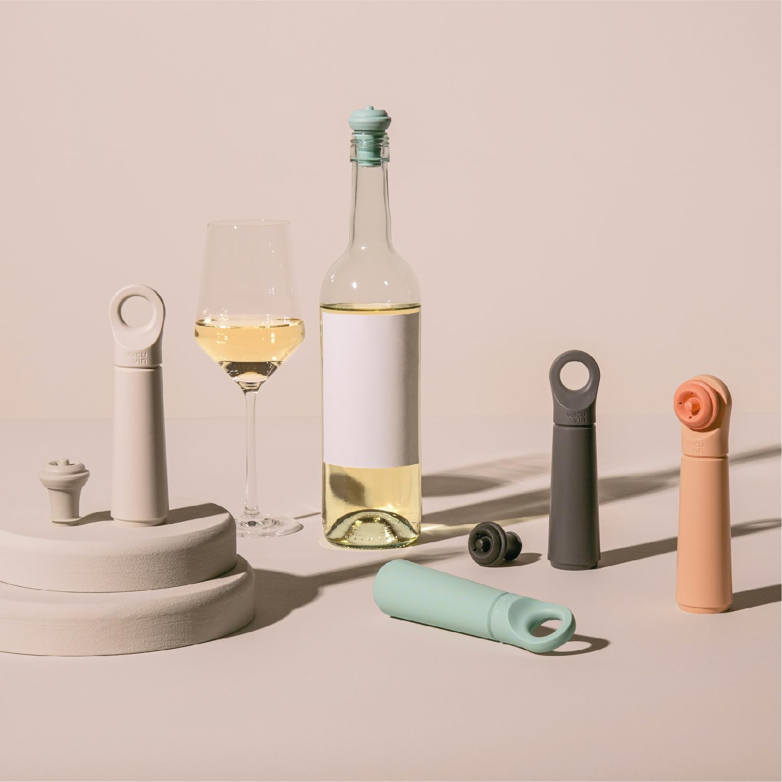 Vacu Vin Wine Saver Loop - Designed and Made in the Netherlands - Vacuum Wine Stopper Keeps Your Wine Fresh for up to 10 Days - Reusable, Made with 98% Recycled Material - 1 Pump, 1 Stopper, Sand