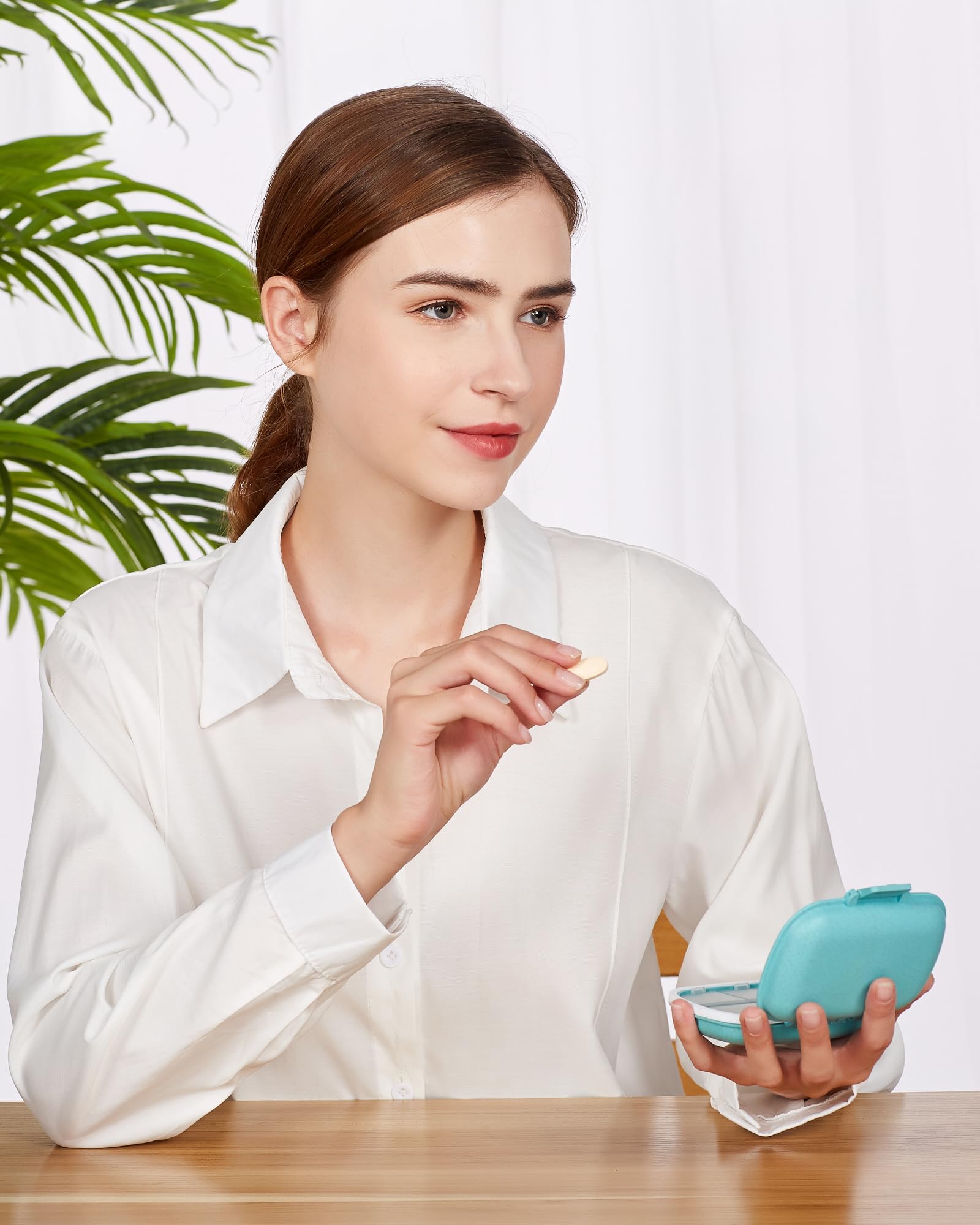 Holii Travel Pill Organizer, 8 Compartments Portable Pill Case, Daily Pill Box to Hold Vitamins, Small Pill Container for Pocket Purse Medicine Organizer(Khaki)