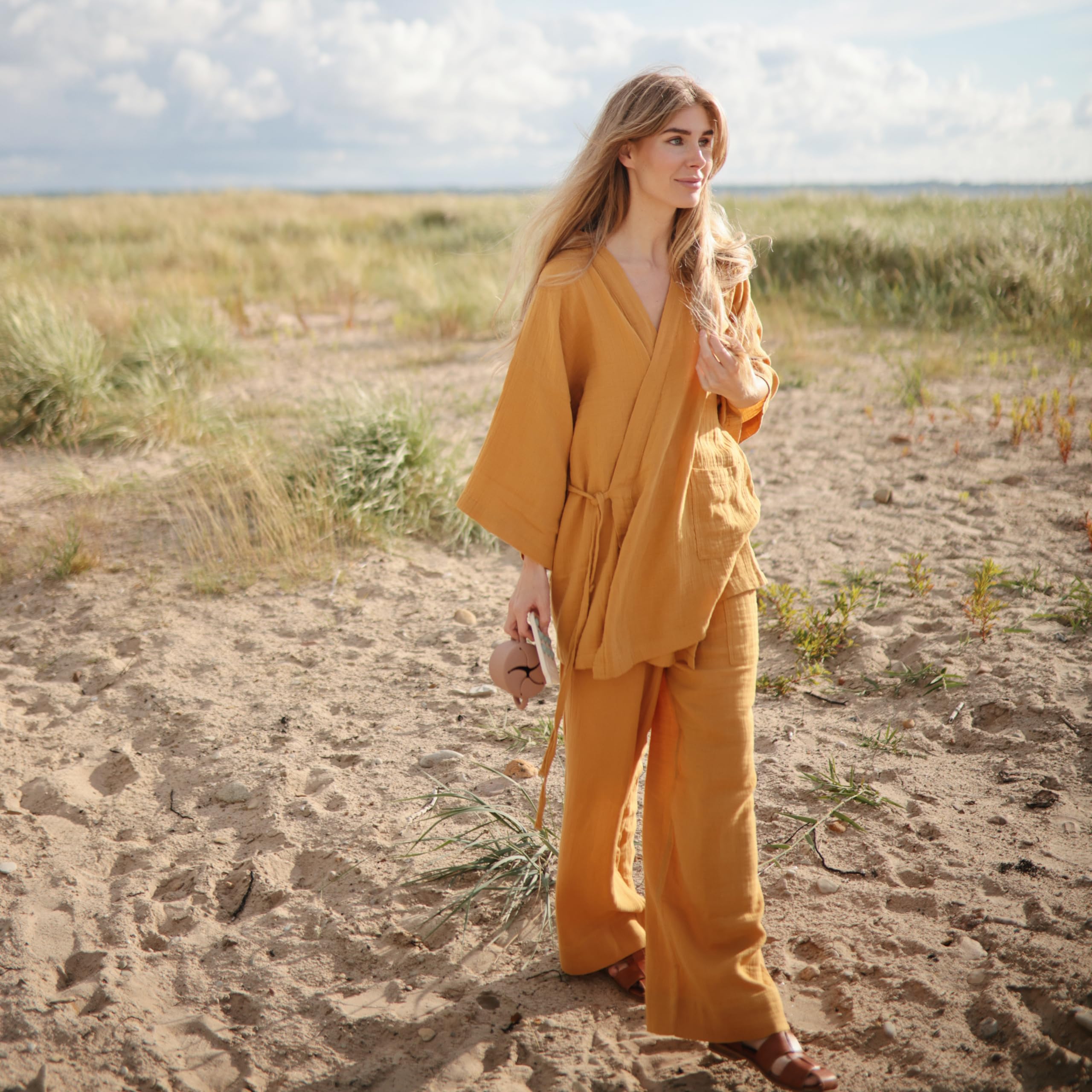 mushie Silicone Snack Cup | Spill Proof Food Container for Toddler and Baby (Cambridge Blue)