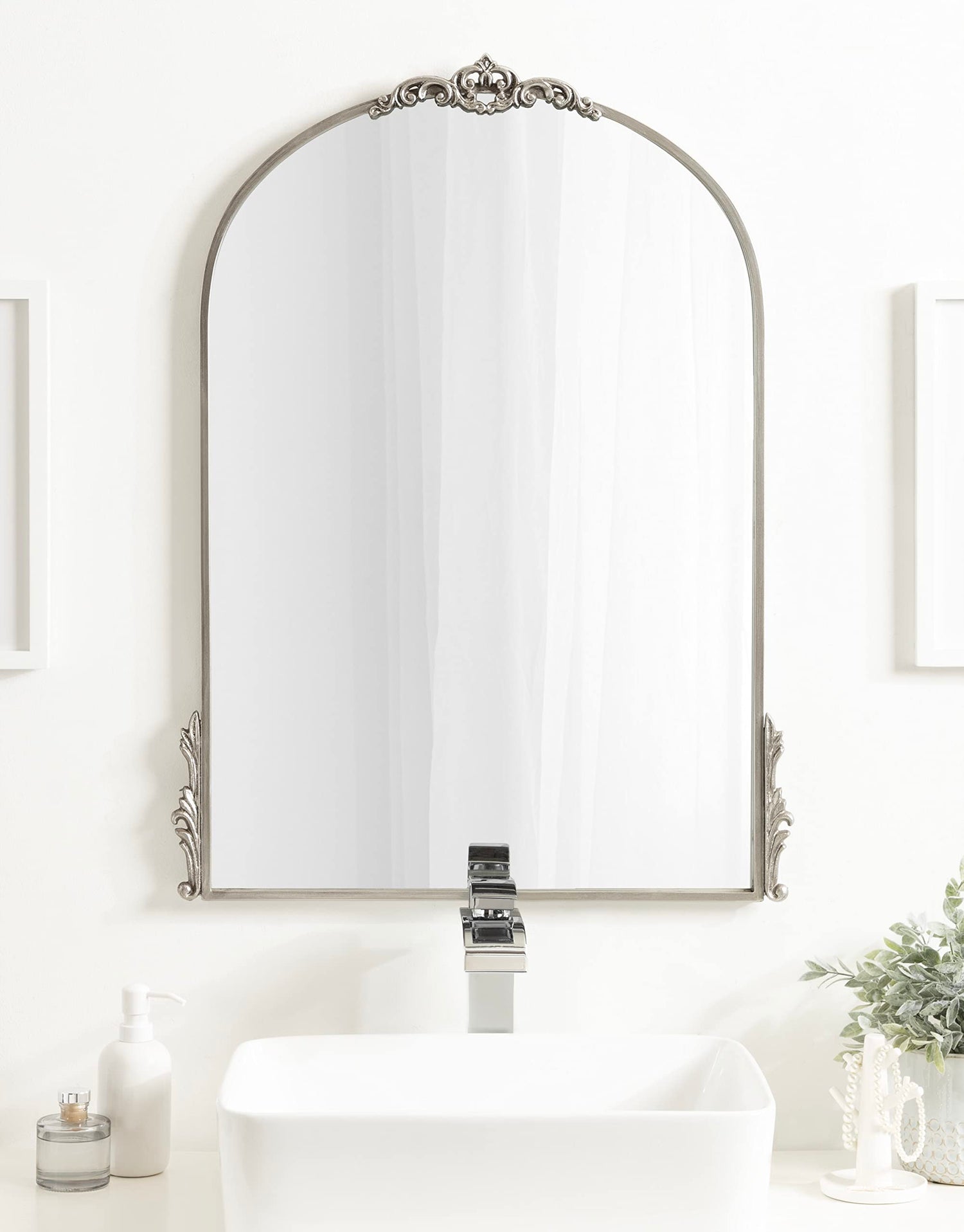 Kate and Laurel Myrcelle Traditional Arched Mirror, 25 x 33, Gold, Decorative Large Arch Mirror with Ornate Garland Detailing Along The Crown and Edges of The Frame
